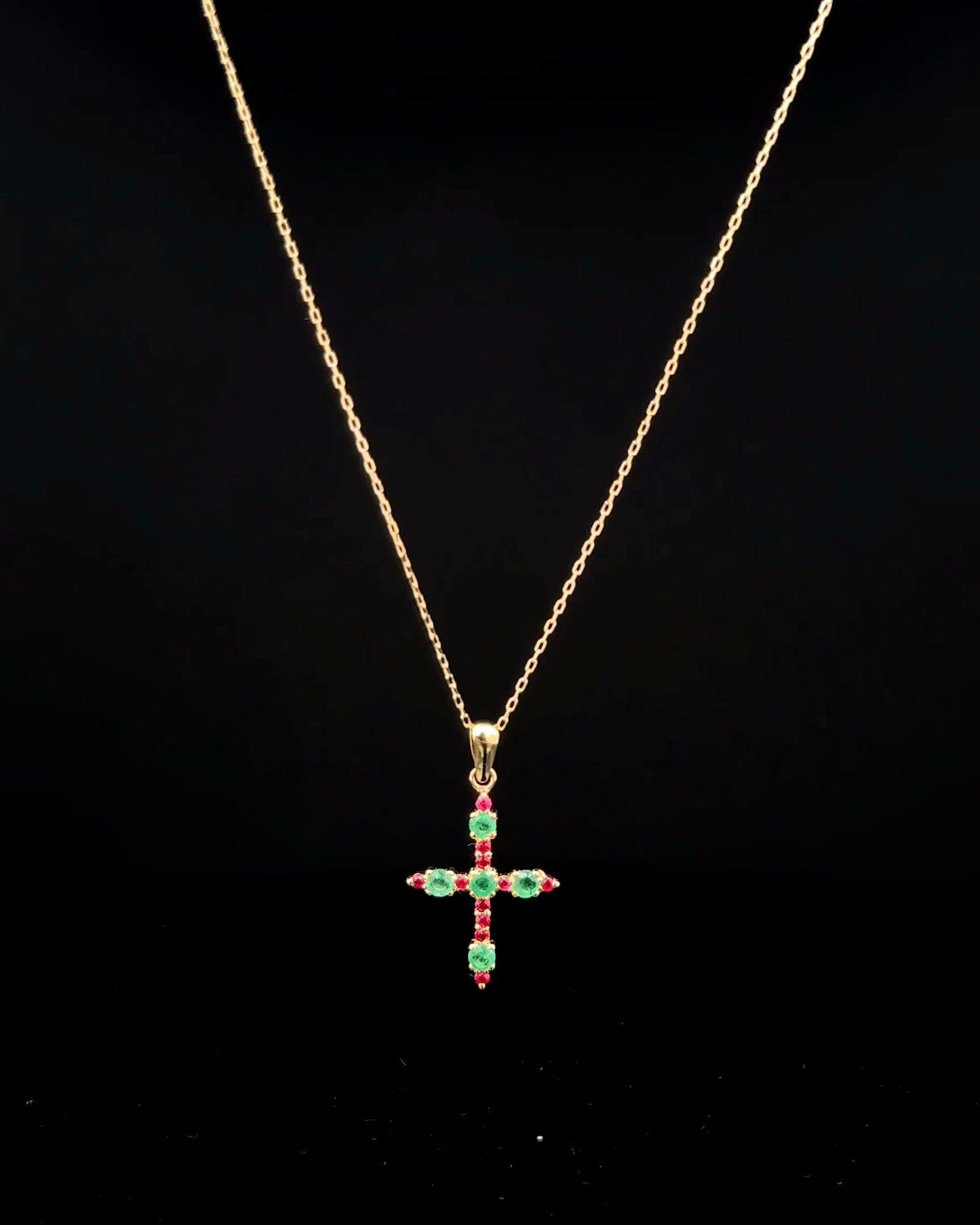 Cadena cruz esmeraldas