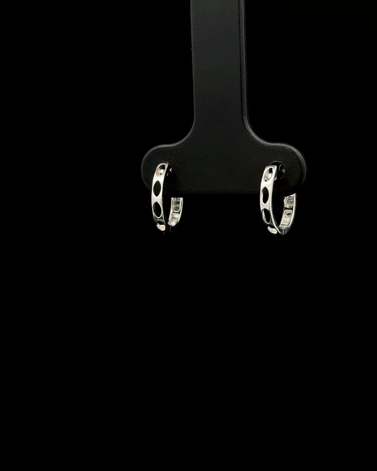 Argollas huggie diamante oro blanco