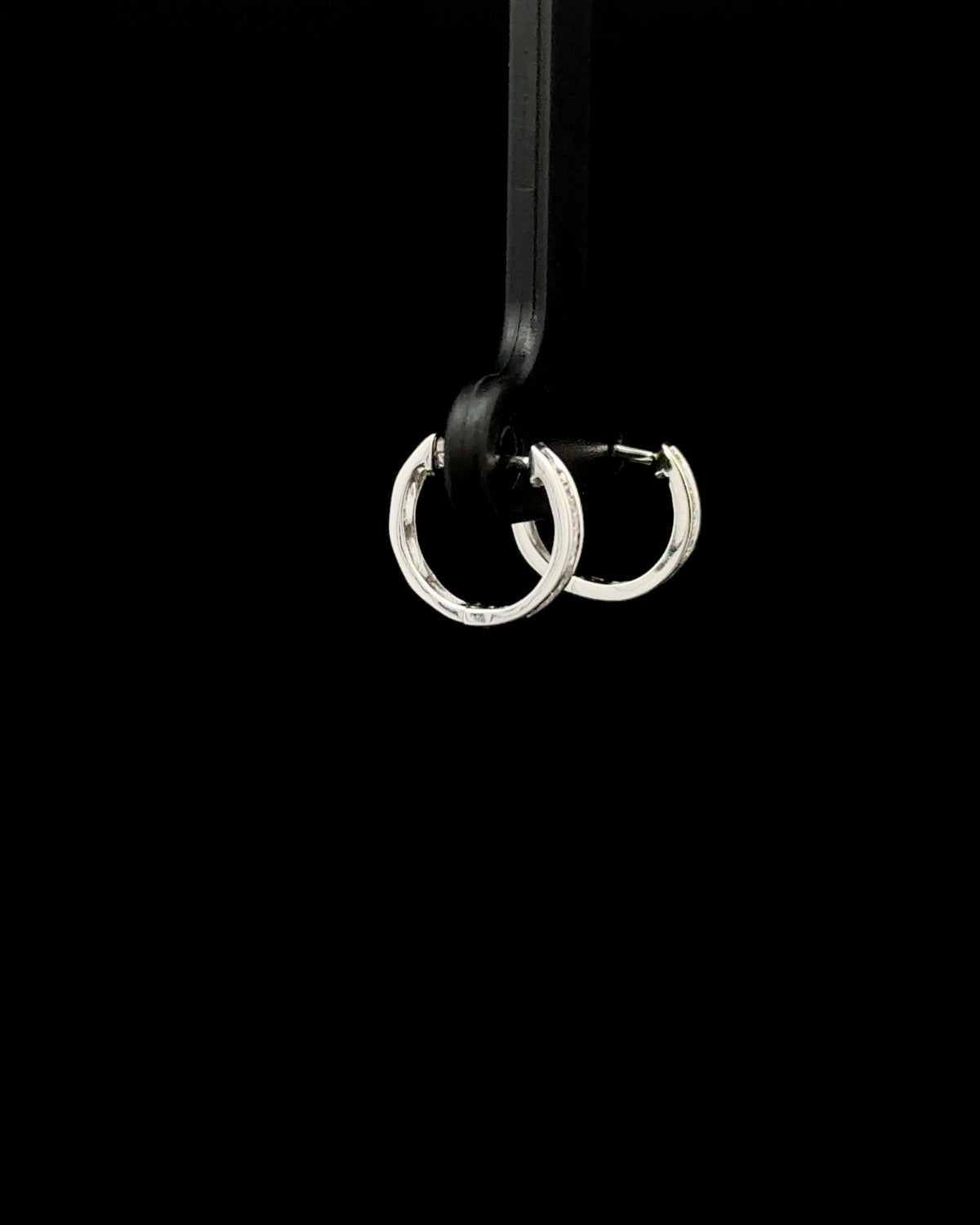 Argollas huggie diamante oro blanco