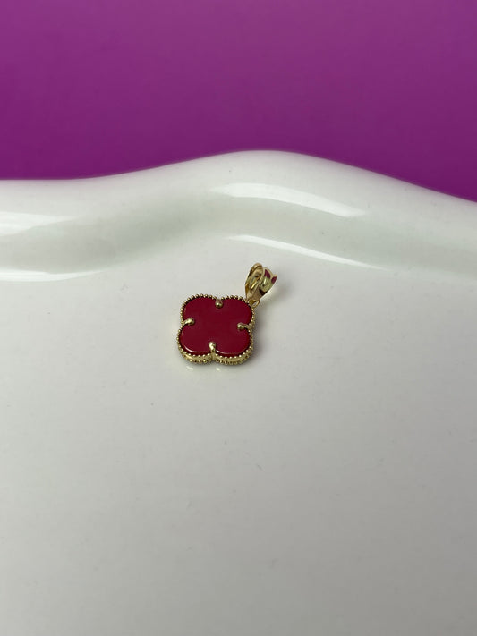 Dije clover rojo