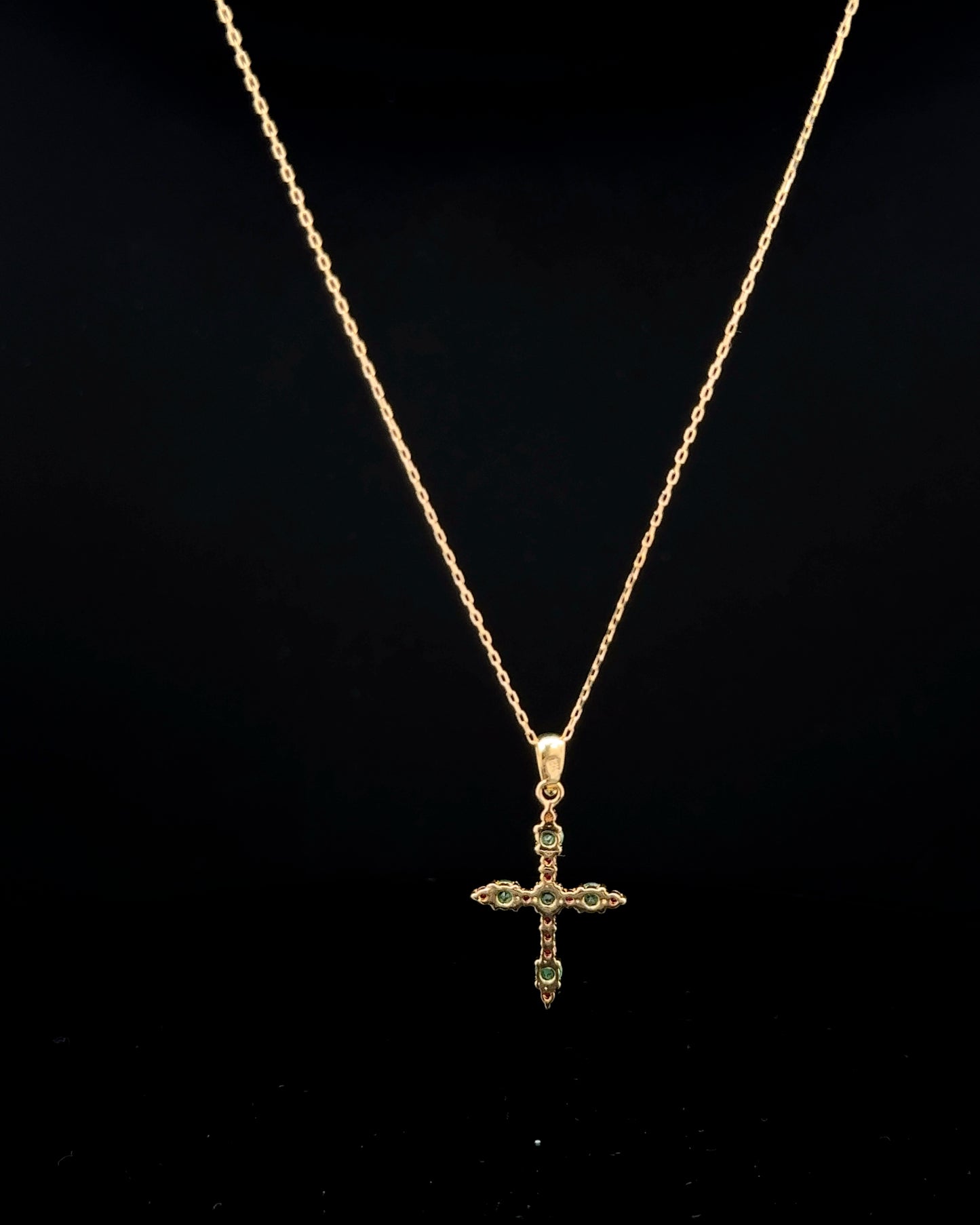 Cadena cruz esmeraldas