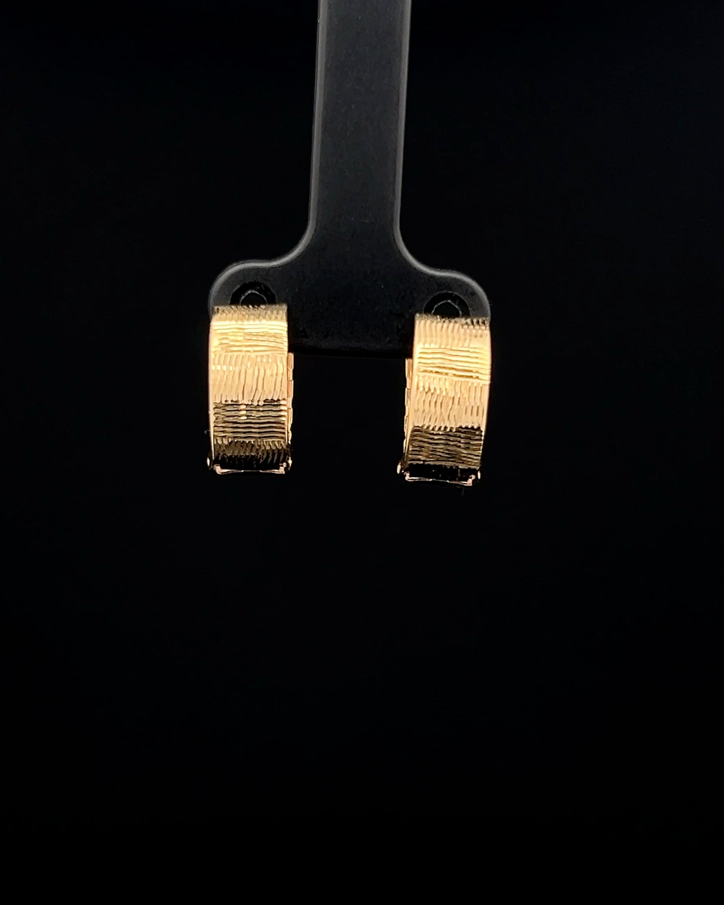 Argollas Huggie rayadas