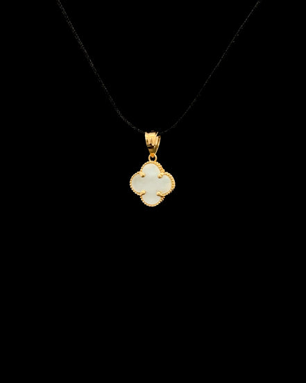 Dije clover blanco
